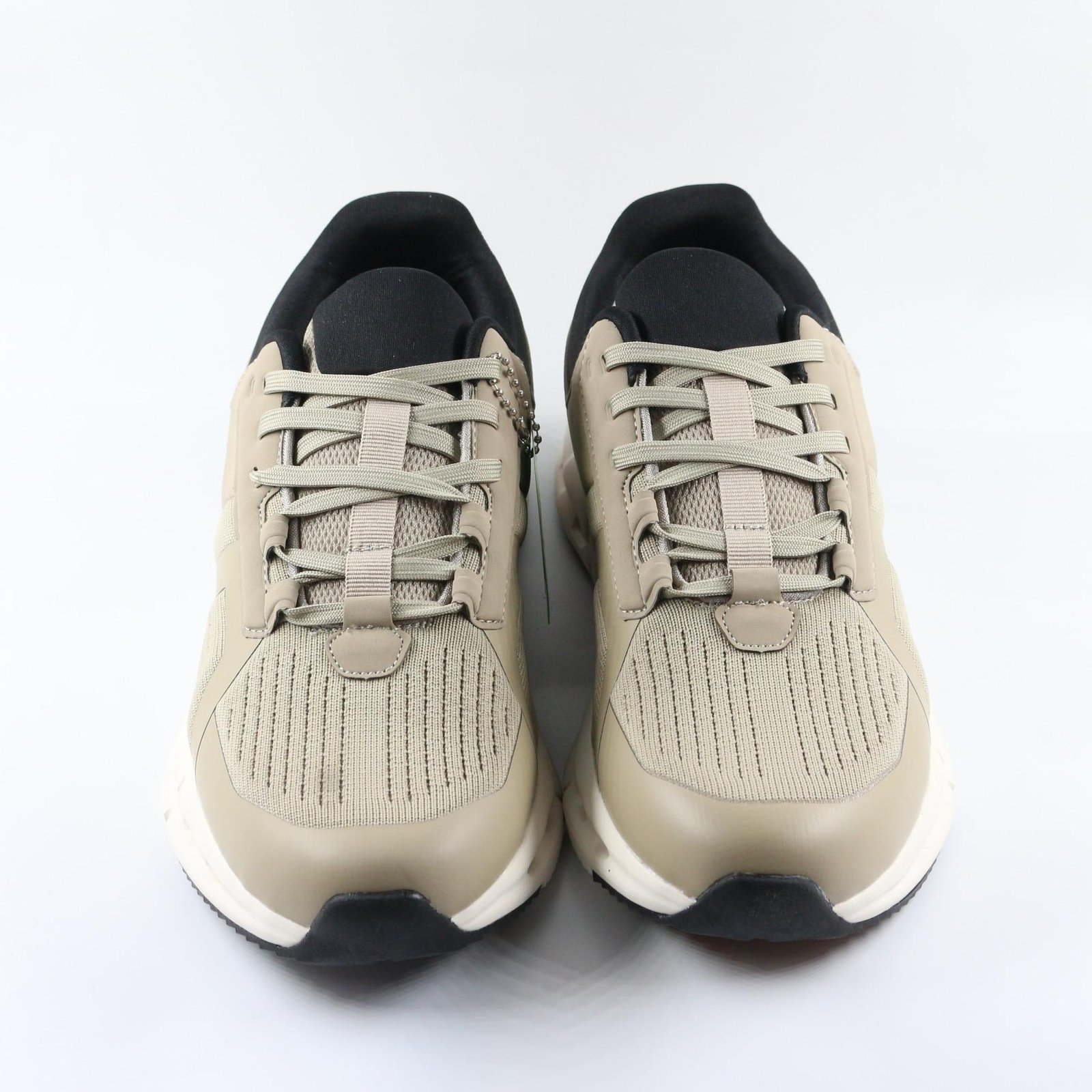 Men’s beige sneakers with breathable mesh and cushioned sole